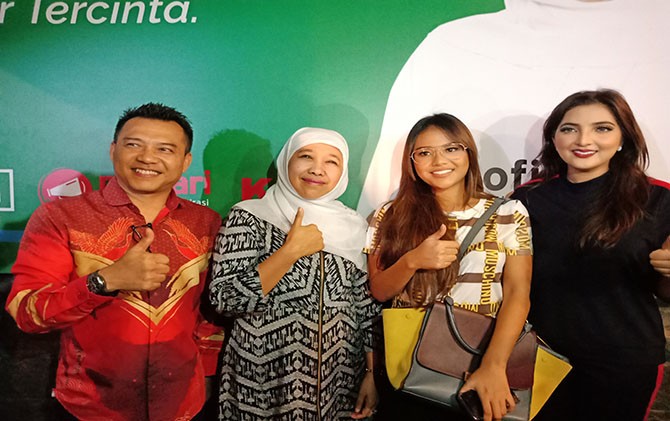 Dari kiri, Anang Hermansyah, Khofifah Indar Parawansa, Aurel Hermansyah dan Ashanty usai menggelar silaturrahmi di Posko Rahim Kamil, Surabaya, Minggu (28/1) malam. - Image