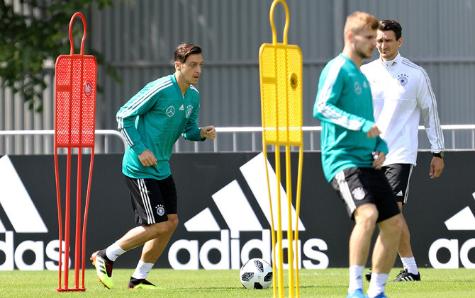 Mesut Oezil cs saat melakoni latihan dipimpin langsung oleh Joachim Loew - Image