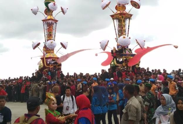 Ratusan ribu orang memadati pantai Gondoriah, Kota Pariaman menyaksikan puncak pesona budaya Hoyak Tabuik Pariaman. (Dok. JawaPos.com) - Image