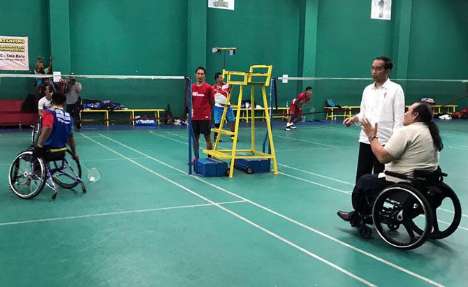 TINJAU LATIHAN: Presiden Jokowi sedang meninjau latihan atlet Asian Para Games (APG) di Hartono Trade Center, Solo Baru, Sukoharjo, Sabtu (15/9).a - Image