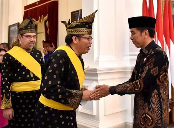 PEMBERIAN GELAR: LAMR bersama dengan Forkopimda di Riau berjumpa dengan Presiden Joko Widodo di Istana Negara, Jakarta, Selasa (4/12) kemarin. - Image