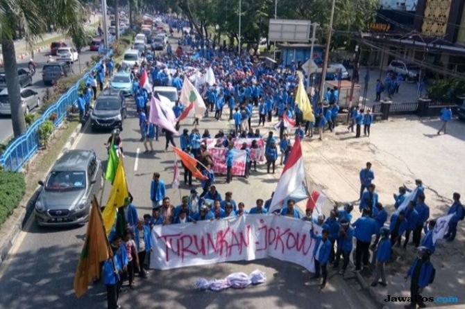 Ribuan mahasiswa dari BEM UIR menggelar aksi demontrasi di depan Gedung DPRD Riau, pada Senin (10/9), menuntut Presiden Jokowi untuk diturunkan. - Image