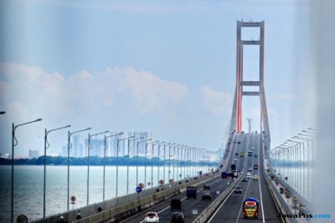 ILUSTRASI. Sejumlah kendaraan melintas di Jembatan Suramadu. - Image