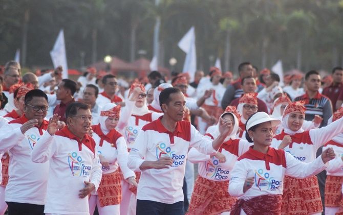 Presiden Republik Indonesia (RI), Joko Widodo beserta Wakil Presiden RI, Jusufu Kalla bersama istri saat senam poco-poco di Monas, Jakarta, Minggu (5/8). - Image