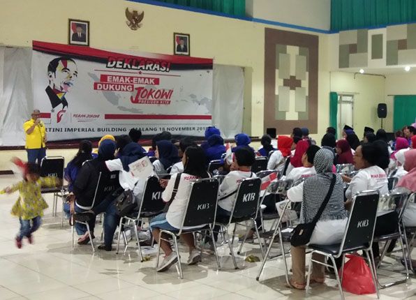 PILPRES 2019: Deklarasi Emak-emak Dukung Jokowi di Gedung Kartini, Jalan Tangkuban Perahu, Kota Malang, Minggu (18/11). - Image
