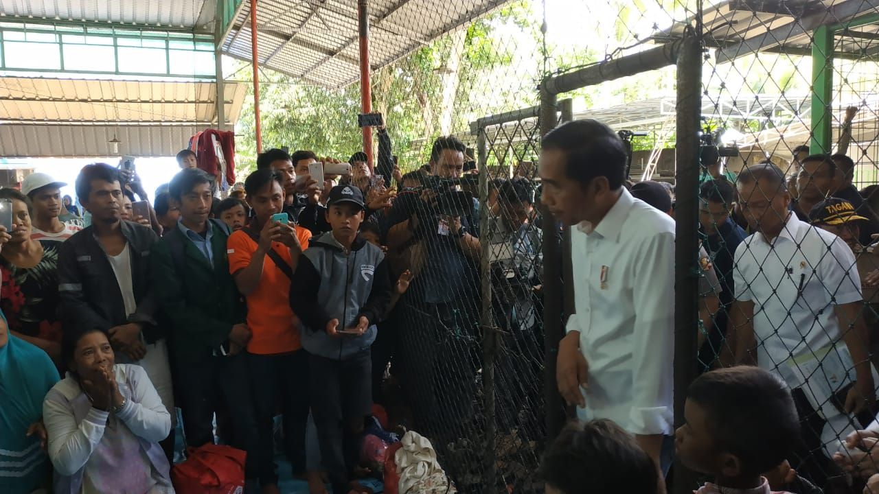 Presiden Joko Widodo tinjau para korban terdampak tsunami Selat Sunda di Kecamatan Labuan, Pandeglang, Banten Senin (24/12) - Image