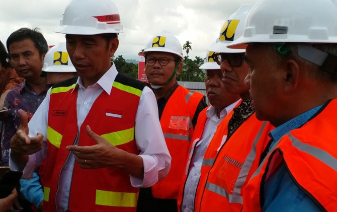 Presiden Jokowi meresmikan pembangunan jalan tol Padang. - Image