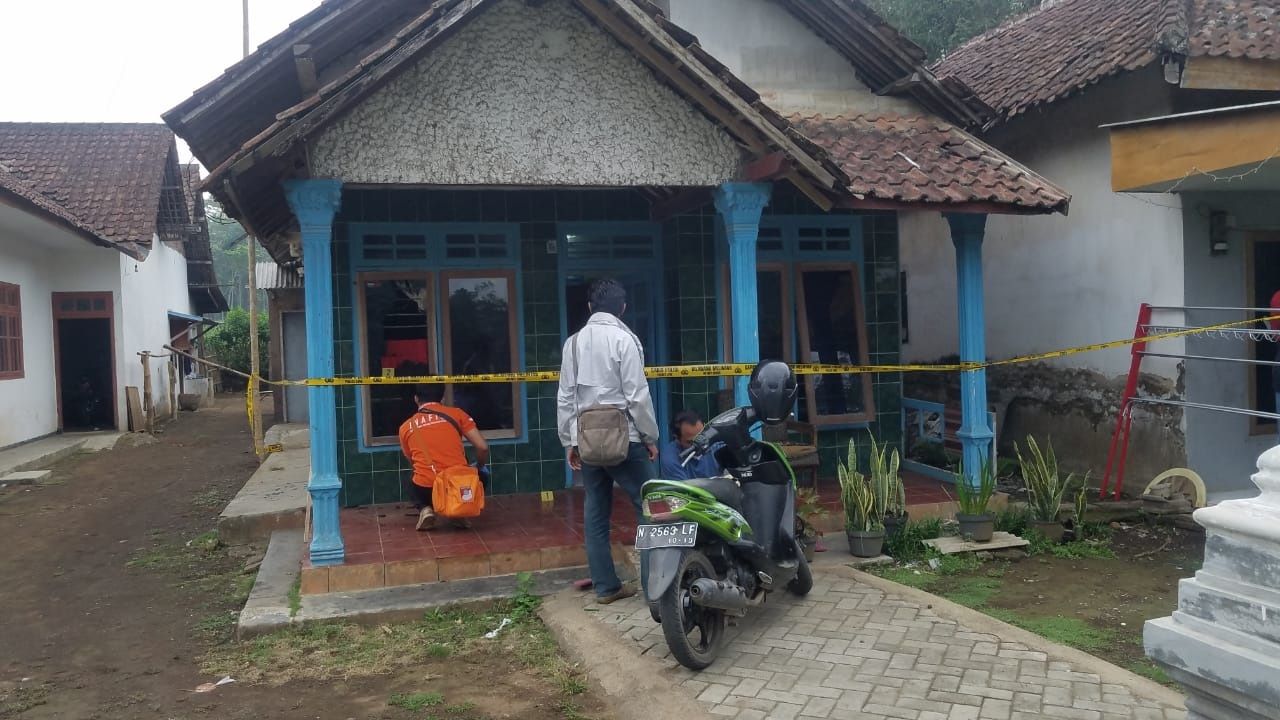 Rumah korban yang diberi garis polisi. Tempat terjadinya penganiyaan yang berujung kematian. - Image