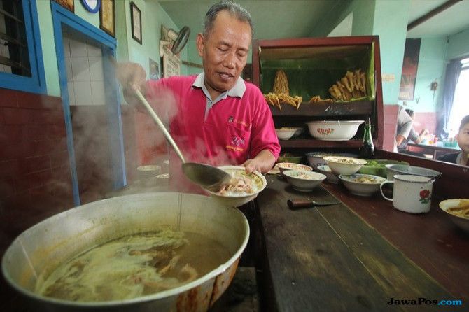 ILUSTRASI: Salah seorang karyawan Soto Lamongan Warung Oro-Oro Dowo Malang sedang menyiapkan soto kepada pembeli. - Image