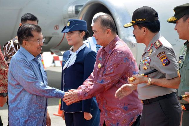 KUNJUNGAN: Wapres Jusuf Kalla saat disambut Wakil Gubernur Sumbar Nasrul Abit di Bandara Internasional Minangkabau (BIM) saat hendak menghadiri Kongres Persatuan Insinyur Indonesia (PII) ke XXI di Padang, Kamis (6/12). - Image