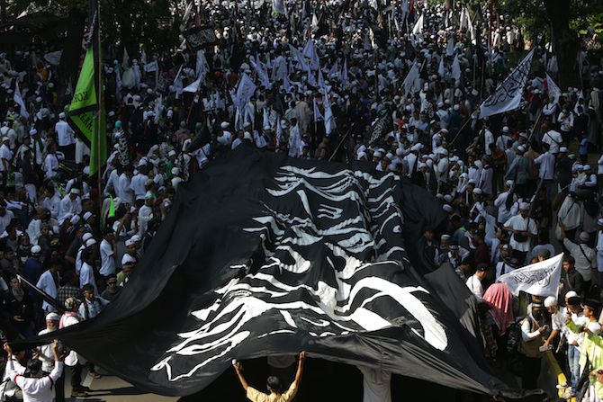 Kabar duka tersiar dari Aksi Bela Tauhid di depan kantor Gerakan Pemuda Ansor, Salemba, Jakarta Pusat, Jumat (26/10). Salah satu anggota Barisan Ansor Serbaguna (Banser) meninggal dunia. - Image