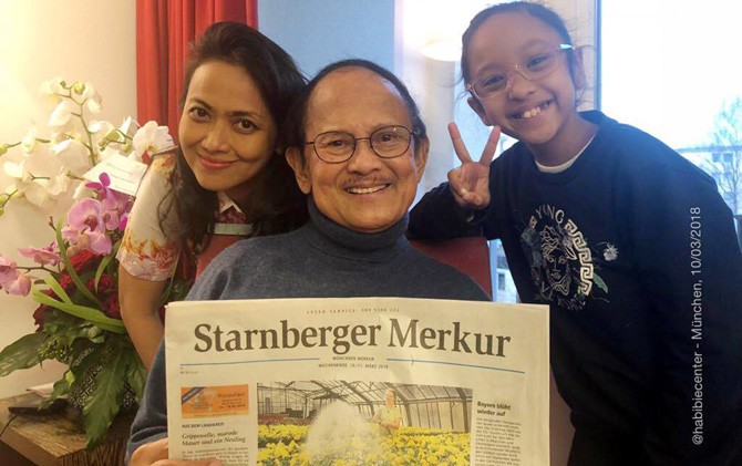 LEBIH SEGAR: BJ Habibie bersama menantu Widya Thareq dan cucu Felicia Thareq di Munchen, Jerman. - Image