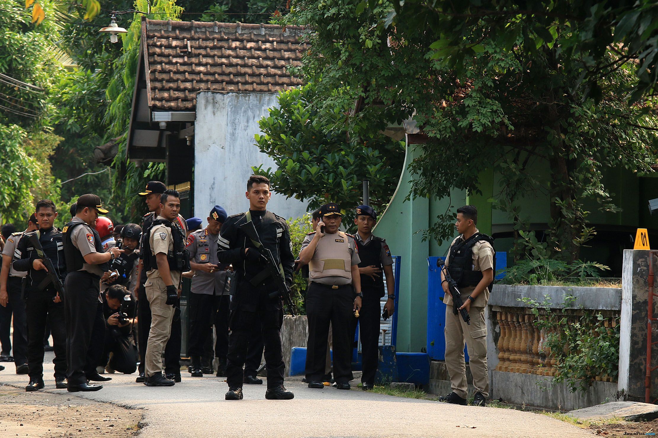 Kapolda Jatim Irjen Pol Machfud Arifin saat memantau lokasi kejadian ledakan di rumah Abdullah alias Awardi di Kelurahan Pogar, Kecamatan Bangil, Kabupaten Pasuruan, Kamis (5/7) siang. - Image