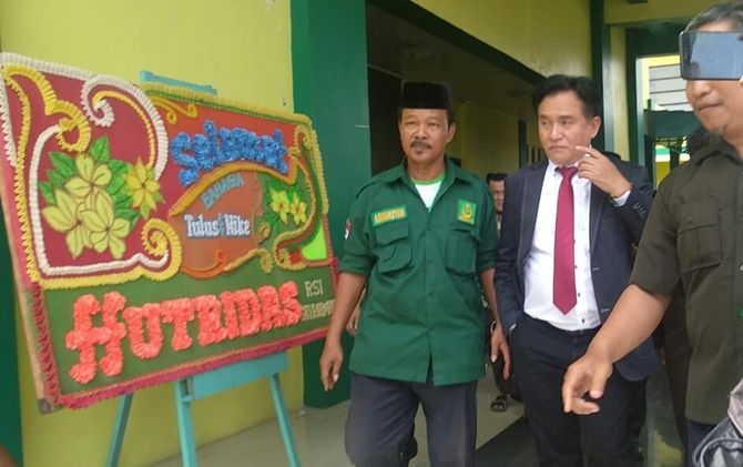Kedatangan Yusril Ihza Mahendra saat menghadiri silaturahmi dengan pengurus dan caleg PBB Sumatera Barat (Sumbar) di Padang, Senin (10/12) . - Image