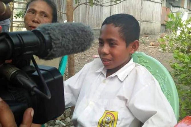 Aksi Yohanes Gama Marschal Lau memanjat tiang bendera memperbaiki tali yang tersangkut mengundang decak kagum masyarakat - Image