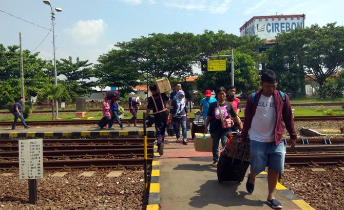 ILUSTRASI: Penumpang KA melakukan pemberangkatan dari Stasiun Cirebon. - Image