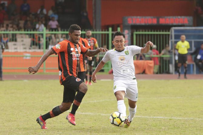 Rendi Irwan mencetak satu gol ke gawang Perseru. Namun, Persebaya tetap kalah 1-3 di Stadion Marora, Selasa (31/7) - Image