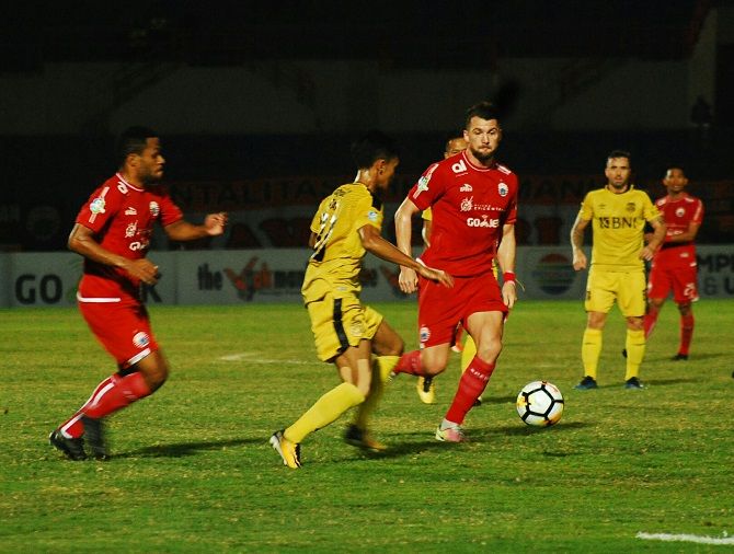 Bhayangkara FC tak mengerti gawang mereka bisa kebobolan. - Image