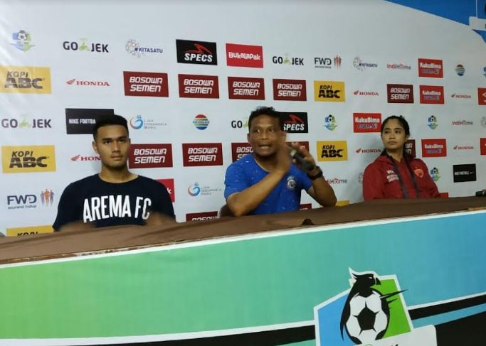Asiten pelatih Kuncoro didampingi Rafli saat memberikan keterangan usai pertandingan - Image