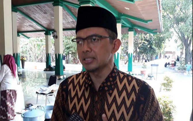 Maman Imanulhaq memberikan keterangan pers soal pencalonan sebagai anggota DPR RI di Keraton Kasepuhan, Kota Cirebon, Sabtu (21/7). - Image