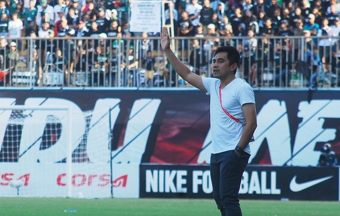 Seto Nurdiyantara masih belum puas dengan kinerja lini tengah PSS Sleman. - Image