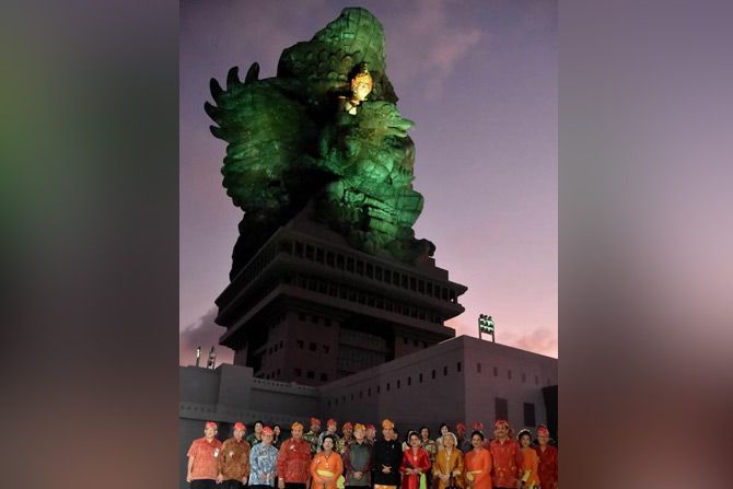 Patung Patung Garuda Wisnu Kencana (GWK) yang baru saja diresmikan Presiden Jokowi di Bali. - Image