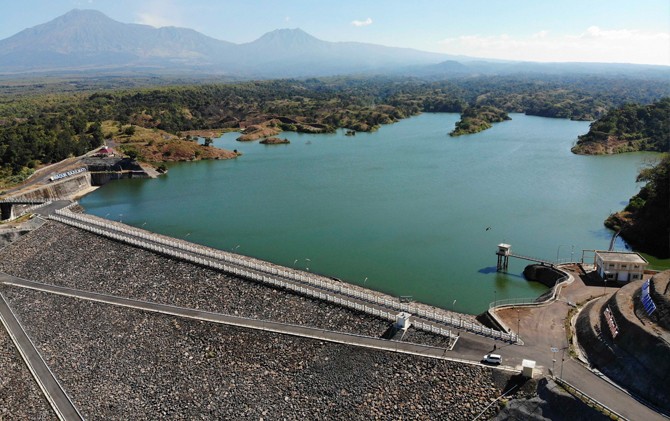 Pemandangan alam yang menakjubkan dari Waduk Bajulmati. Jaraknya hanya 500 meter dari lokasi rest area Situbondo–Banyuwangi. - Image