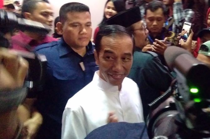 Calon Presiden Joko Widodo saat menghadiri acara pelantikan Tim Kampanye Daerah (TKD) di Panti Marhaen, Semarang, Sabtu (20/10). - Image
