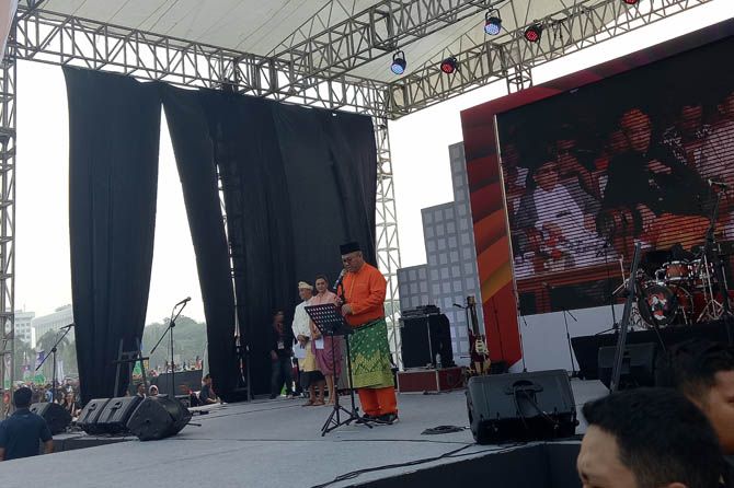 Ketua KPU Arif Budiman ketika membacakan Deklarasi Kampanye Damai Pemilu 2019 di Monas, Jakarta Pusat, Minggu (23/9). - Image