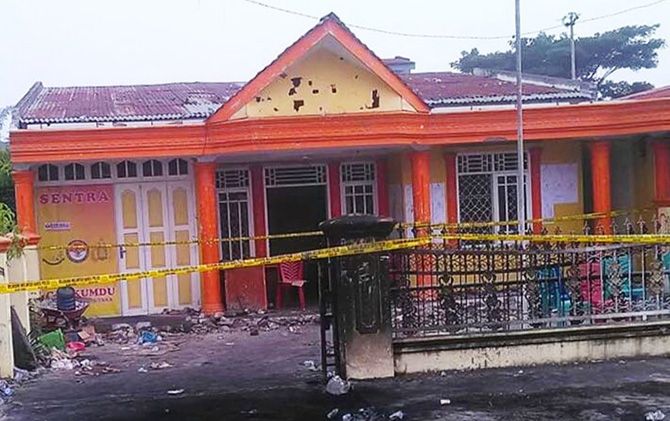 Kantor Panwaslih Taput diberi garis polisi usai kerusuhan, Senin (17/7). - Image