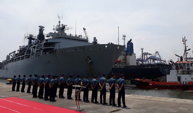 Kapal Kerajaan Inggris HMS Albion tiba di Tanjung Priok, Jakarta Utara - Image
