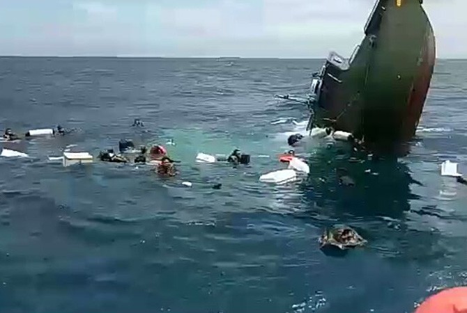 Sebuah Kapal Motor Cepat (KMC) AD-16-15 milik Kodam Jaya tengggelam di perairan Kepulauan Seribu, Jakarta. - Image