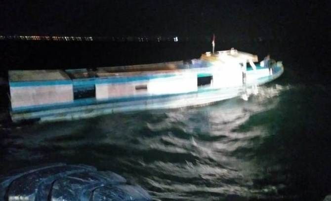 Kapal Tongkang hanyut di Kepulauan Seribu - Image