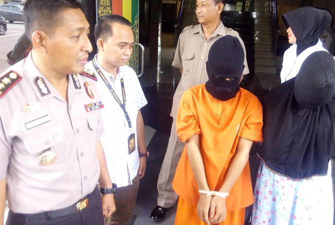 Kapolresta Banda Aceh AKBP Trisno Riyanto memberikan keterangan perkembangan prostitusi online di Mapolresta Banda Aceh, Jumat (23/3). - Image
