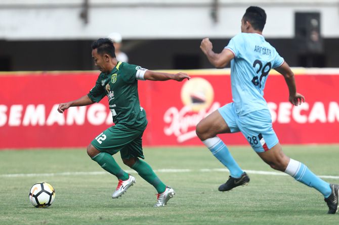 Rendi Irwan (nomor 12) tengah melakoni tren apik bersama Persebaya - Image