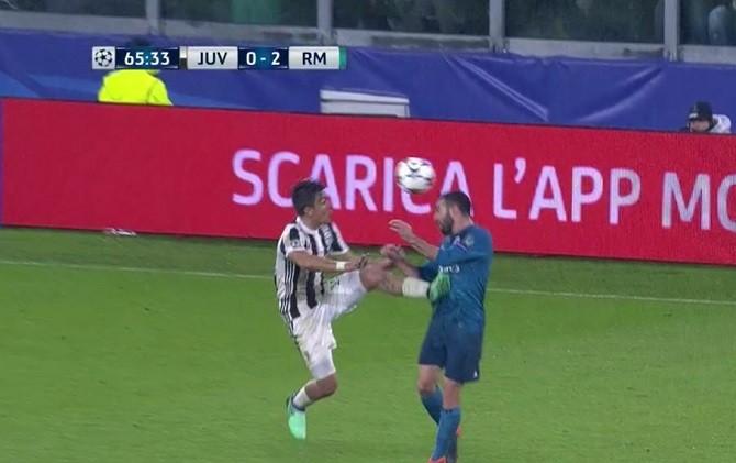 Insiden Paulo Dybala yang membuat dirinya harus keluar lapangan lebih cepat di laga Juve kontra Madrid. - Image