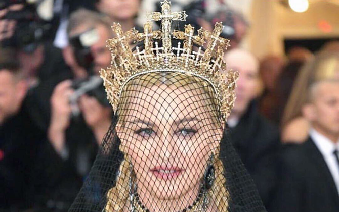 Madonna mengenakan tiara dan kalung karya desainer Rinaldy Yunardi saat berjalan di Met Gala 2018. - Image