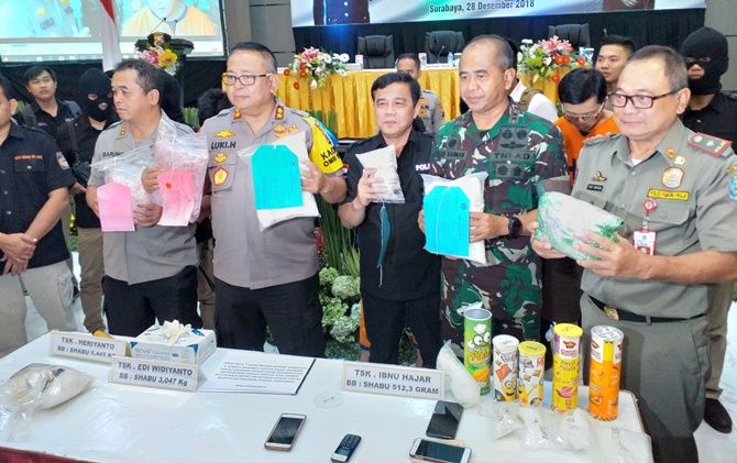 Kapolda Jatim Irjen Luki Hermawan didampingi Kepala Kantor Pengawasan dan Pelayanan Bea dan Cukai (KPPBC) Tipe Madya Pabean (TMP) Juanda, Budi Harjanto dan Forkomida Jatim saat press release akhir tahun di Mapolda Jatim. - Image