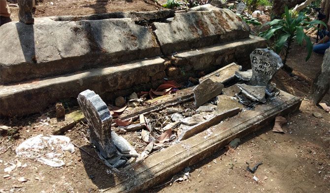 PERUSAKAN: Beberapa kijing yang berada di Makam Umum Desa Pait, Dusun Bonjagung, Kabupaten Malang dirusak oleh oknum tidak bertanggung jawab. - Image