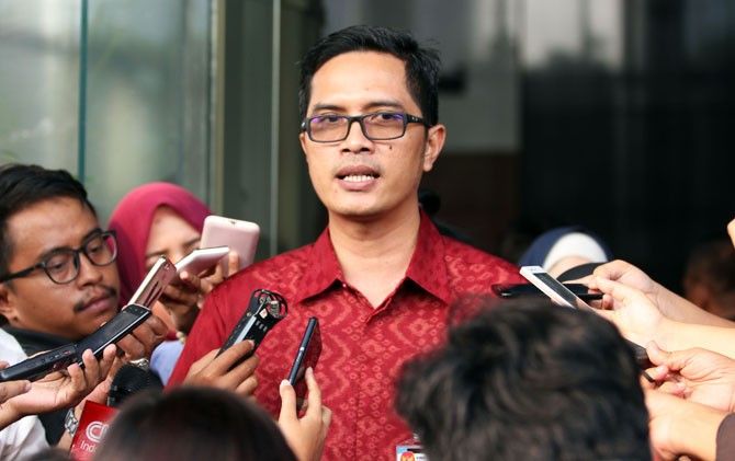 Juru Bicara KPK Febri Diansyah mengatakan, Ketua DPRD Jejen Sayuti kembali mangkir dari panggilan KPK. - Image
