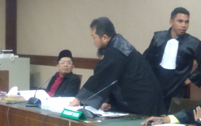 Alfian Tanjung (memakai kopiah) saat menjalani sidang kasus yang melilitnya - Image