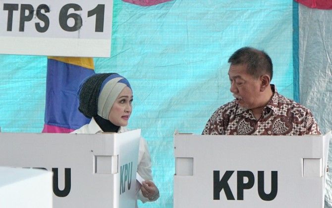 Pilgub Jabar 2018 diikuti oleh empat pasangan calon, yakni (1) RK-Uu, (2) Tb Hasanuddin-Anton Charliyan, (3) Sudrajat-Syaikhu, (4) Deddy Mizwar-Dedi Mulyadi. - Image