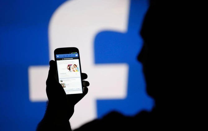 ilustrasi Pengguna Facebook saat sedang menggunakan aplikasi sosmed itu. - Image