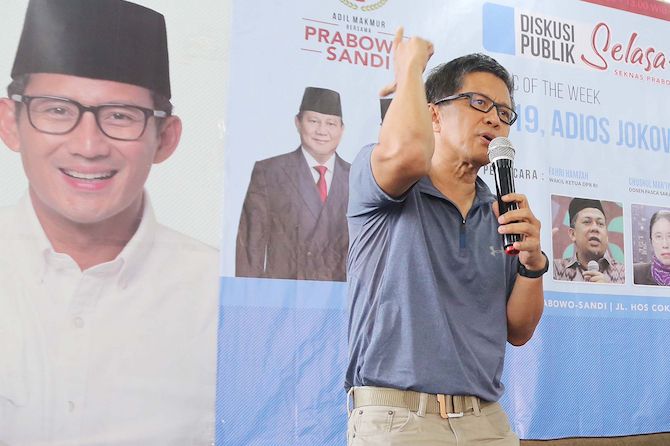Mantan Dosen Filsafat Universitas Indonesia Rocky Gerung menilai dana alokasi infrastruktur banyak mengorbankan hak emak-emak. - Image