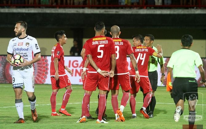 Parsija didukung muatan keberuntungan jersey warna merah pada final Piala Presiden 2018. - Image