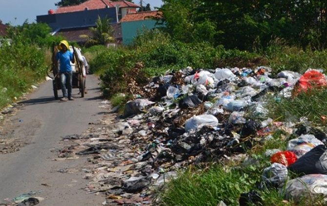 Ilustrasi sampah. Menurut data Satpol PP Solo, ada 15 jembatan yang biasa dijadikan warga untuk membuang sampah. - Image