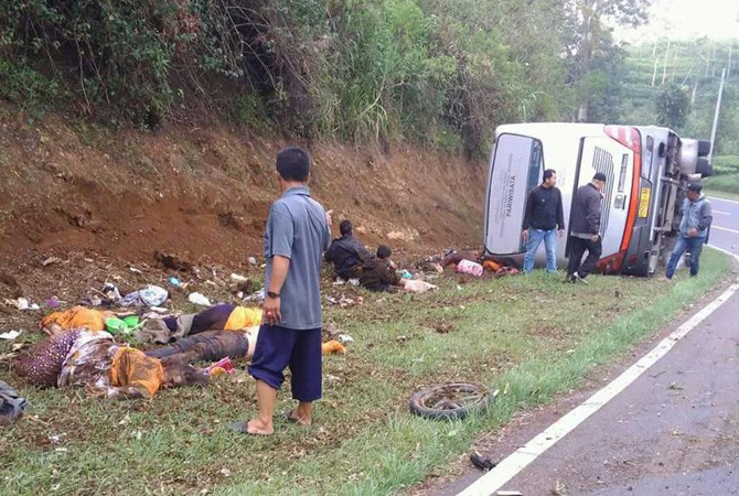 Kecelakaan maut di tanjakan emen menewaskan belasan orang - Image