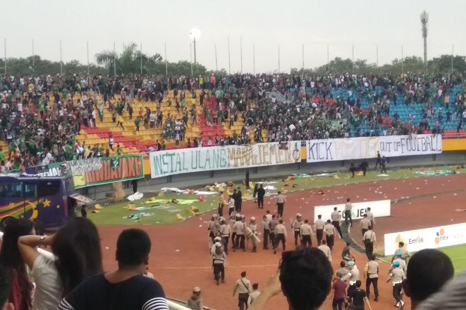 Insiden terjadi di GSJ saat suporter Sriwijaya FC melempar kursi penonton ke lapangan, Sabtu (21/7) - Image