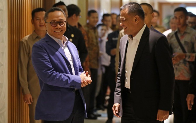 Ketua MPR Zulkifli Hasan (kiri) bersama mantan Panglima TNI Jendral (Purn) Gatot Nurmantyo usai melakukan pertemuan tertutup di Gedung Nusantara III, Senayan, Jakarta (8/5). - Image