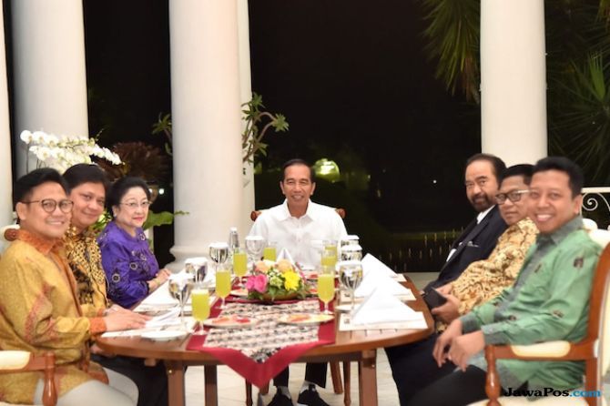 Presiden Joko Widodo saat menjamu enam ketua umum parpol pendukungnya di Istana Bogor, Senin (23/7). - Image